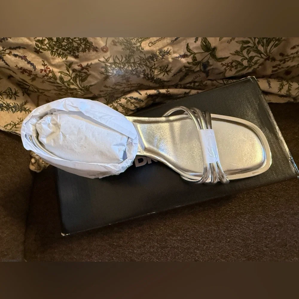 New DKNY Metallic Silver Block 2.5” Heel Sandals Trixie mid ankle size 8.5 - Picture 7 of 9